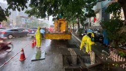 Công nhân thoát nước căng mình điều tiết chống ngập cho Hà Nội