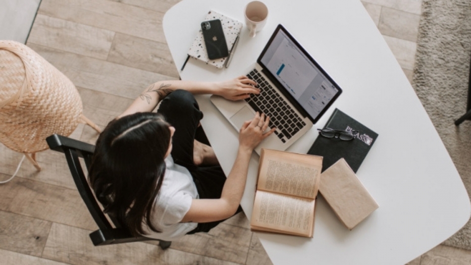 nguoi tre so lam viec multitask