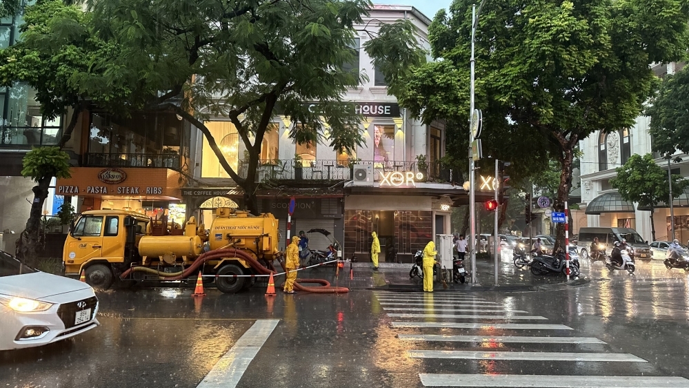 Công nhân thoát nước chủ động ứng trực bão số 2