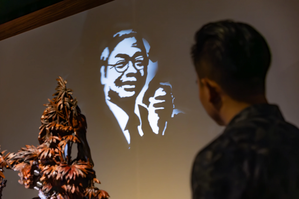 Tái hiện hình ảnh Tổng Bí thư Nguyễn Phú Trọng bằng nghệ thuật điêu khắc ánh sáng