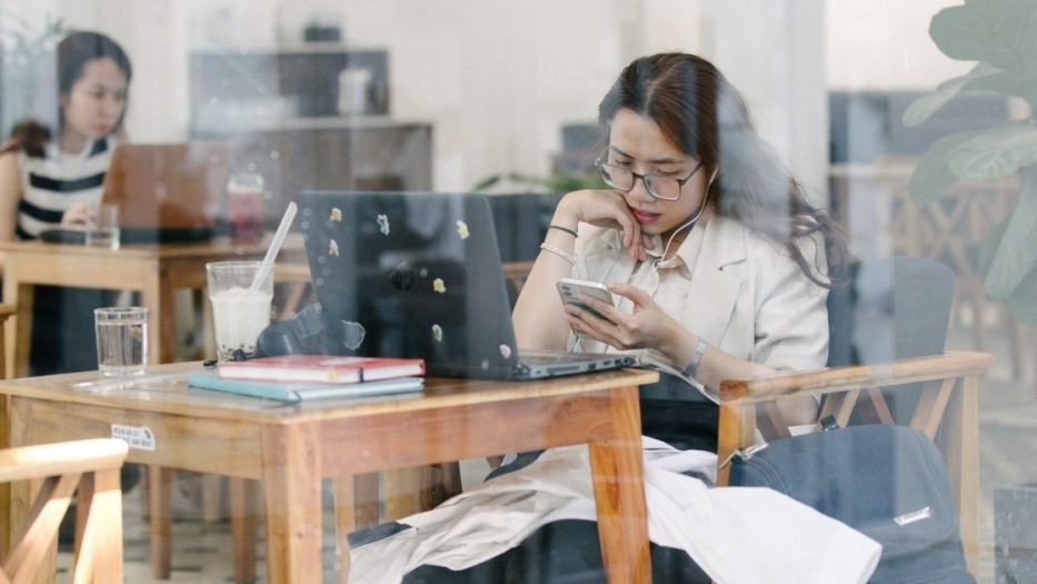 Người trẻ mắc kẹt trong "bão tin nhắn" công việc