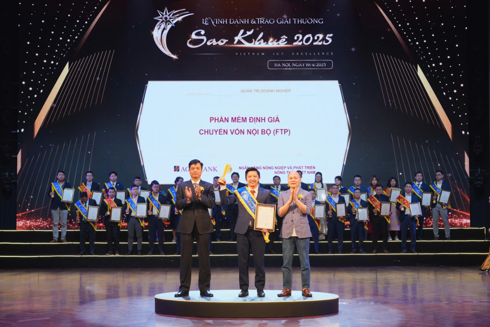 Đại diện Agribank nhận Giải thưởng Sao Khuê 2025 cho Phần mềm định giá chuyển vốn nội bộ (FTP)