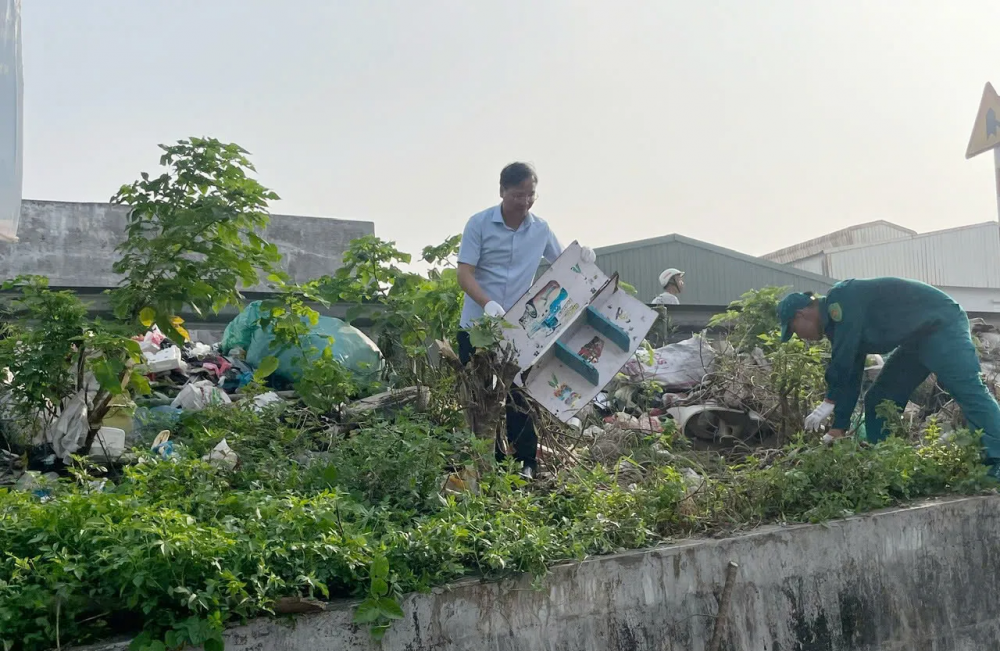 Cán bộ, Nhân dân phường Vĩnh Hưng chung tay vệ sinh môi trường