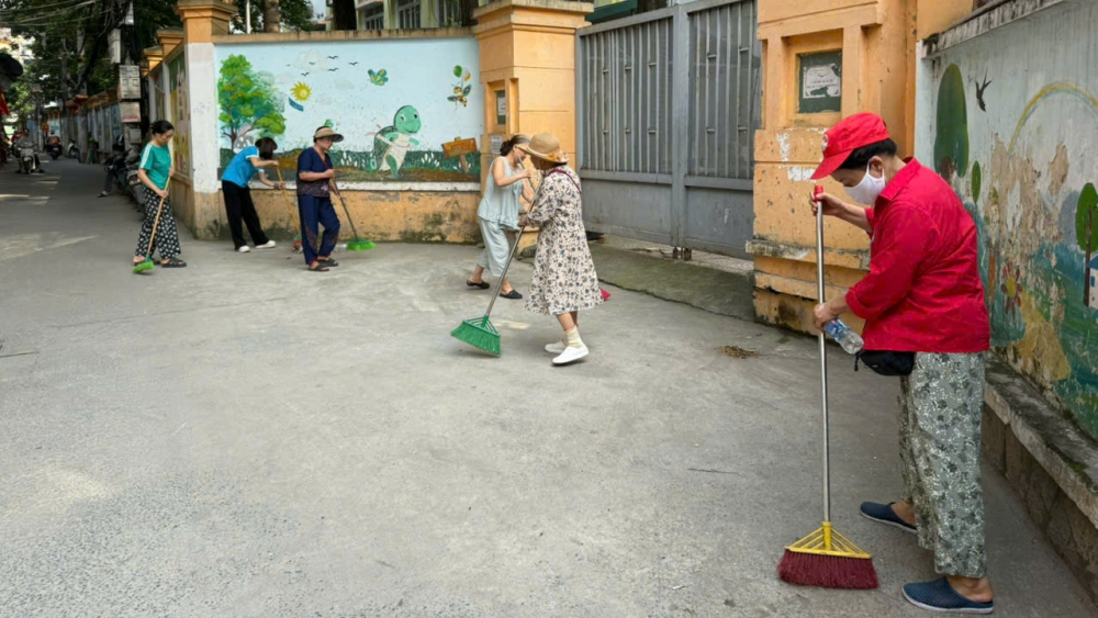 Cán bộ, Nhân dân phường Vĩnh Hưng chung tay vệ sinh môi trường
