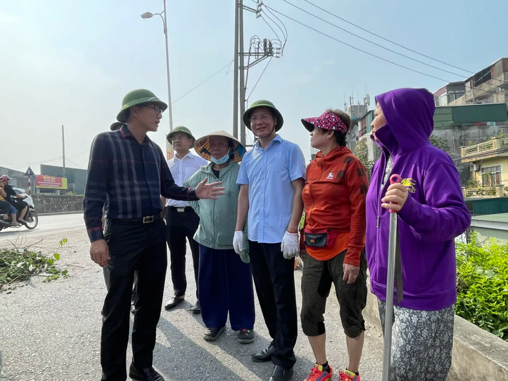 Cán bộ, Nhân dân phường Vĩnh Hưng chung tay vệ sinh môi trường