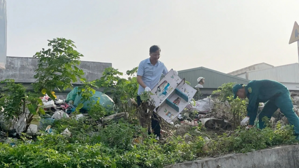 Cán bộ, Nhân dân phường Vĩnh Hưng chung tay vệ sinh môi trường