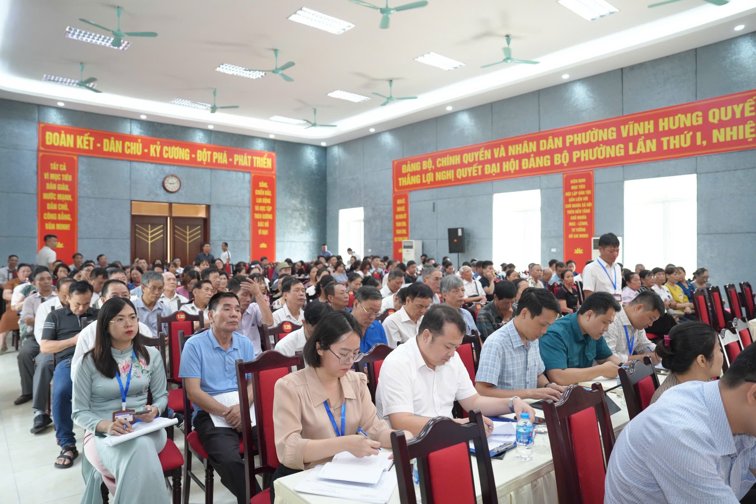 Chính quyền lắng nghe, tháo gỡ khó khăn, vướng mắc với người dân