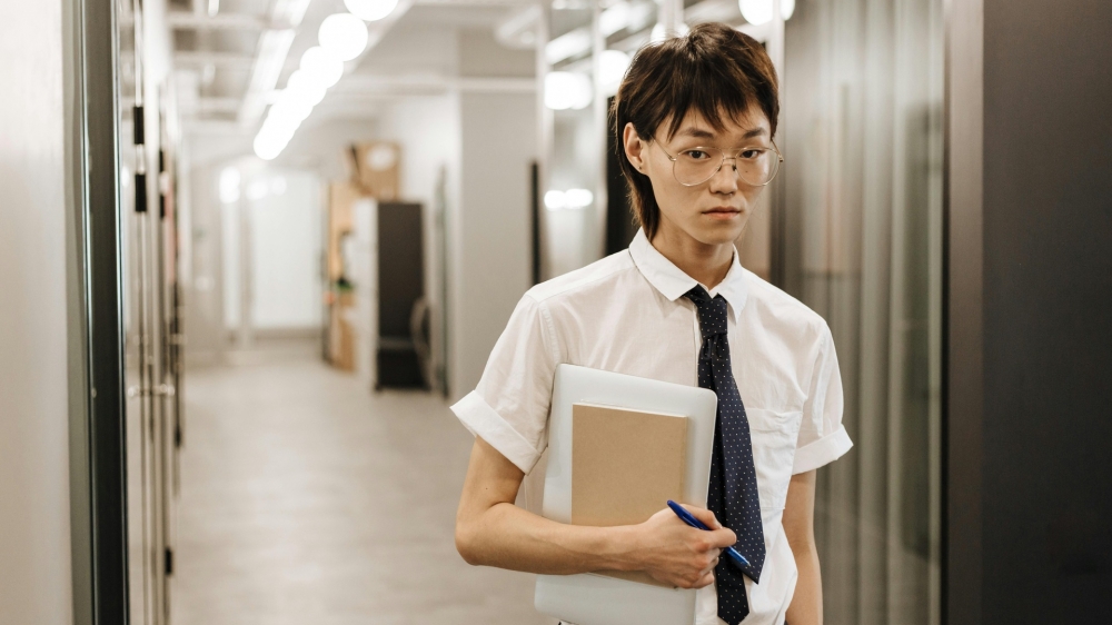 Ánh mắt vô cảm gây tranh cãi của Gen Z