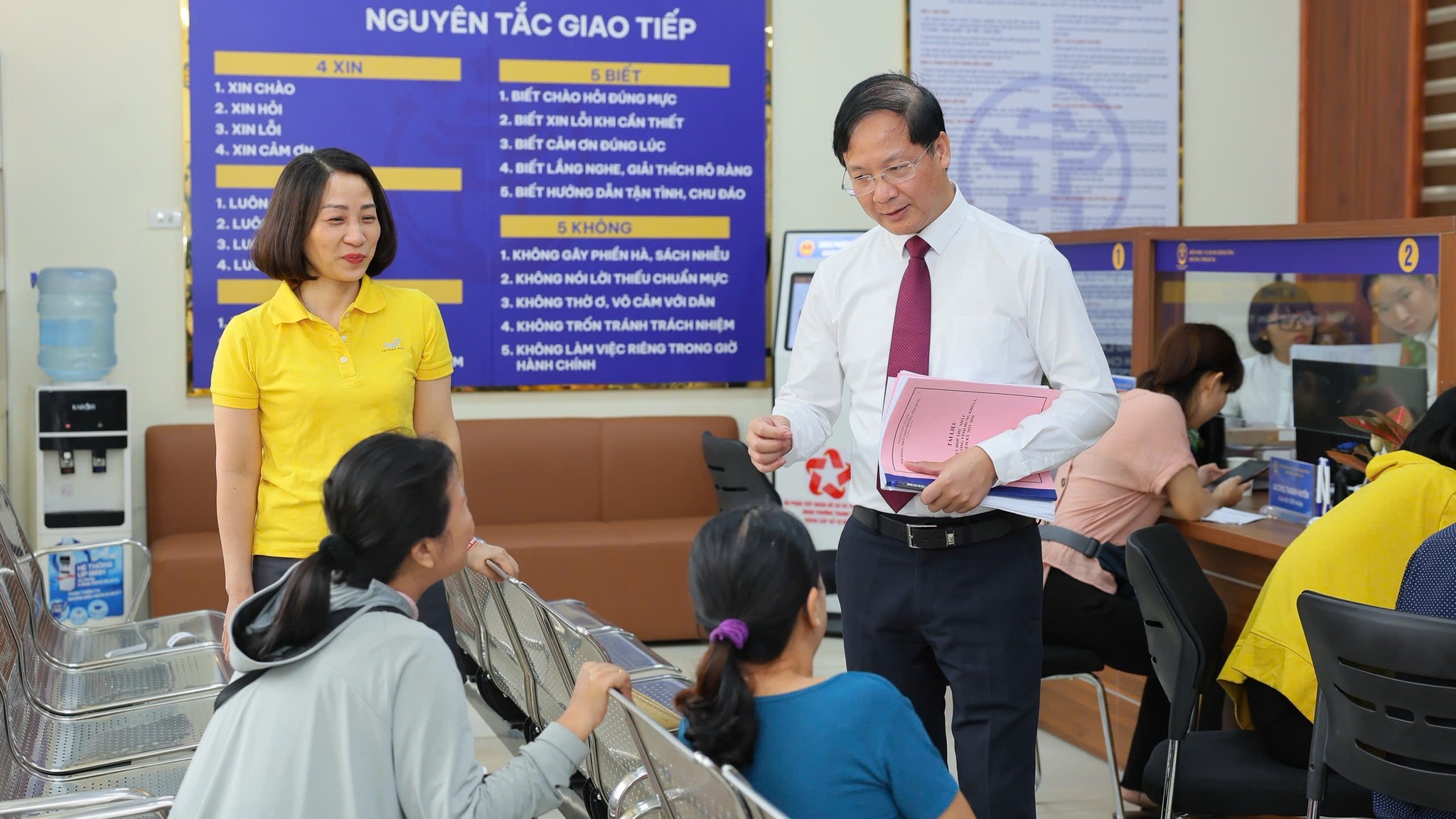 phuong vinh hung chuyen minh tan tam phuc vu quyet liet hanh dong