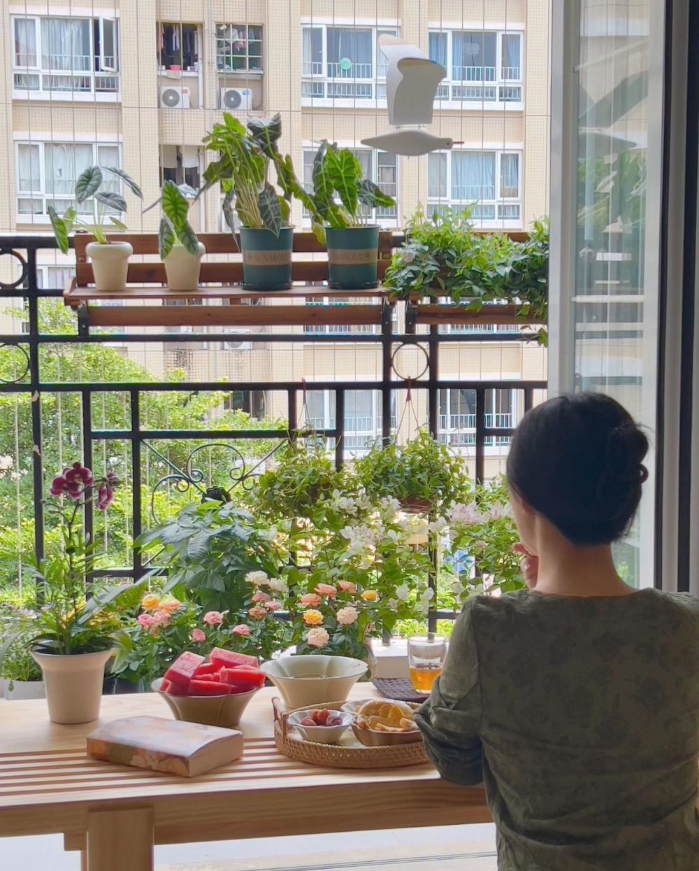 Người trẻ chọn ở nhà: Khi bốn bức tường trở thành “vùng an toàn”