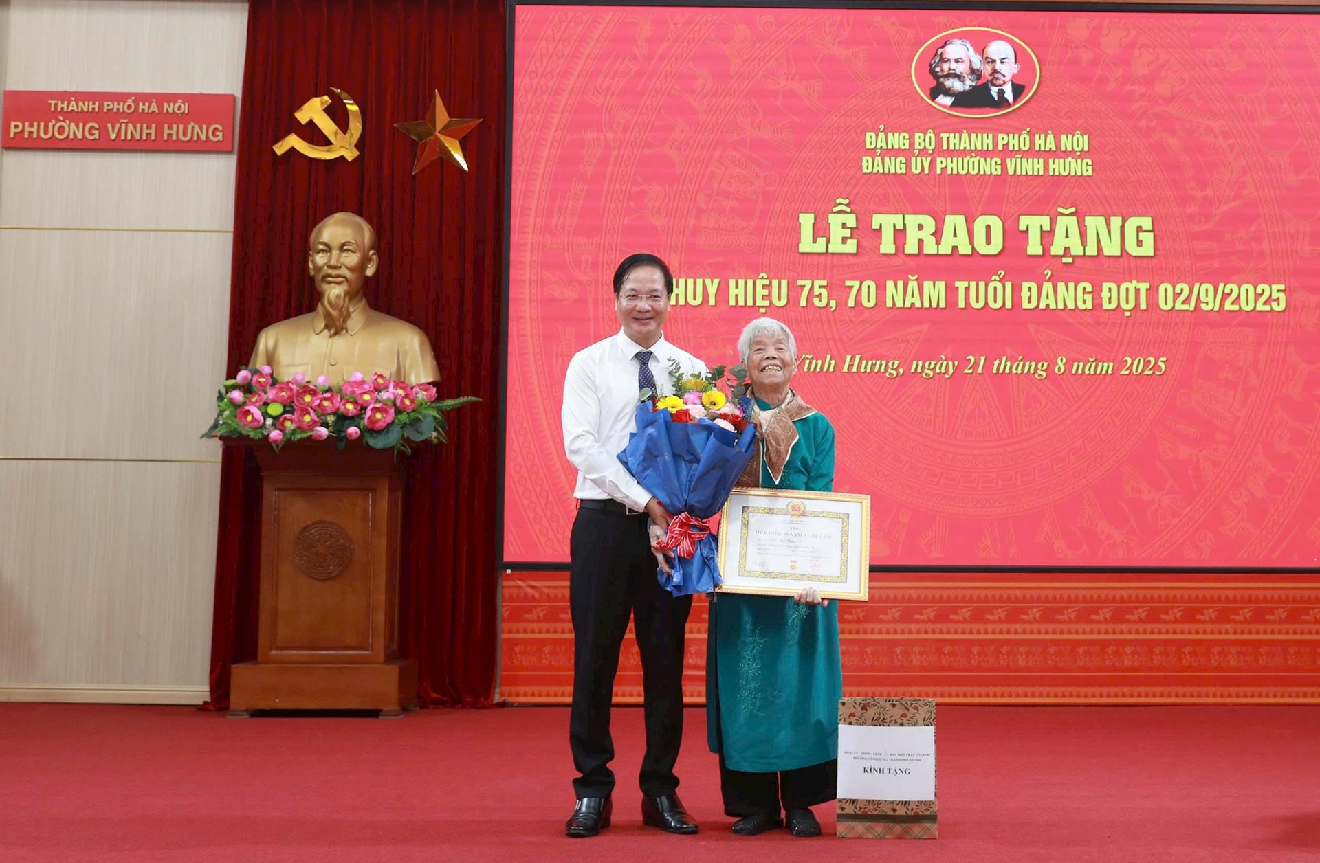 Phường Vĩnh Hưng trao Huy hiệu Đảng tặng 70 đảng viên dịp 2/9