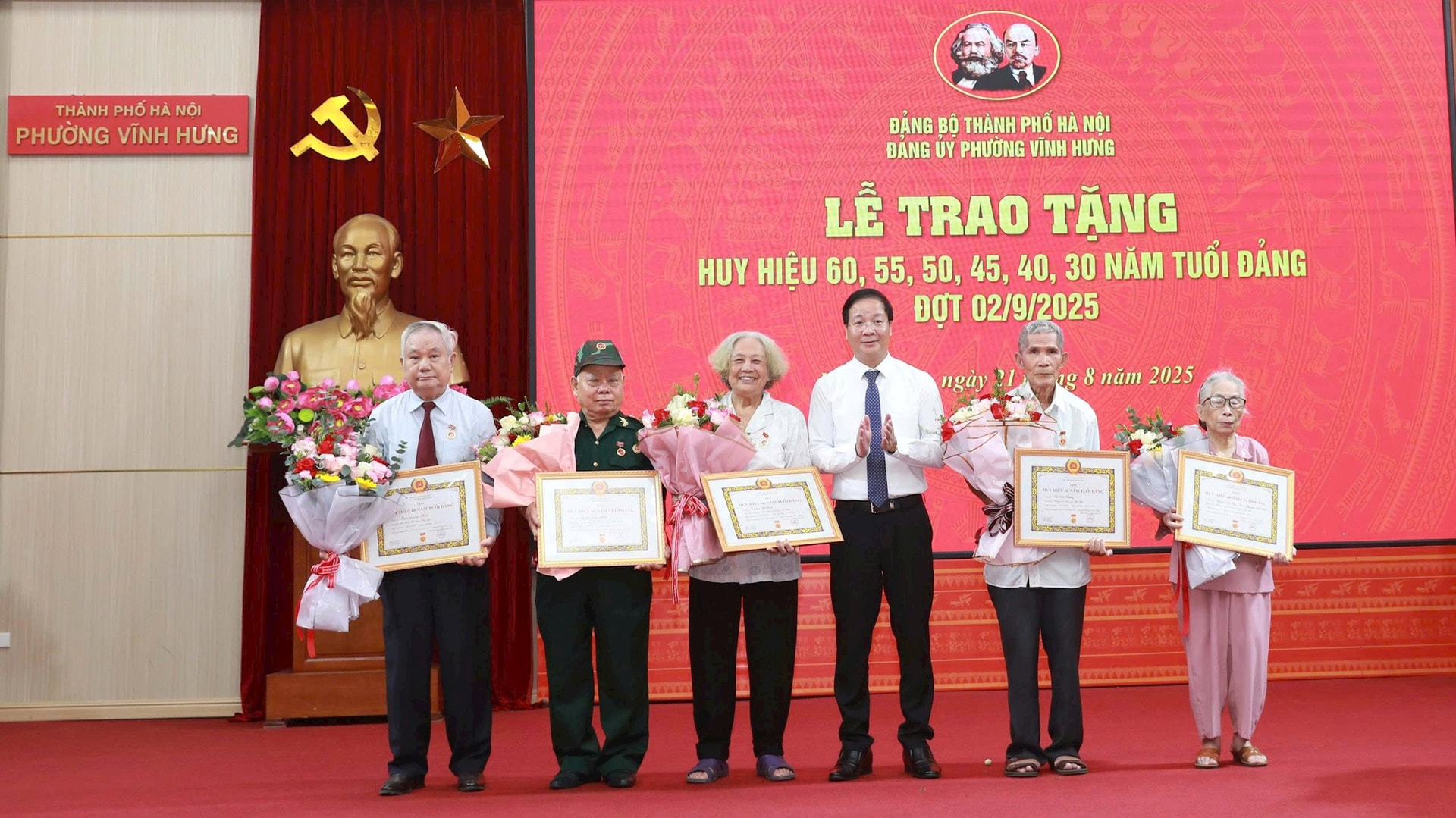 Phường Vĩnh Hưng trao Huy hiệu Đảng tặng 70 đảng viên dịp 2/9