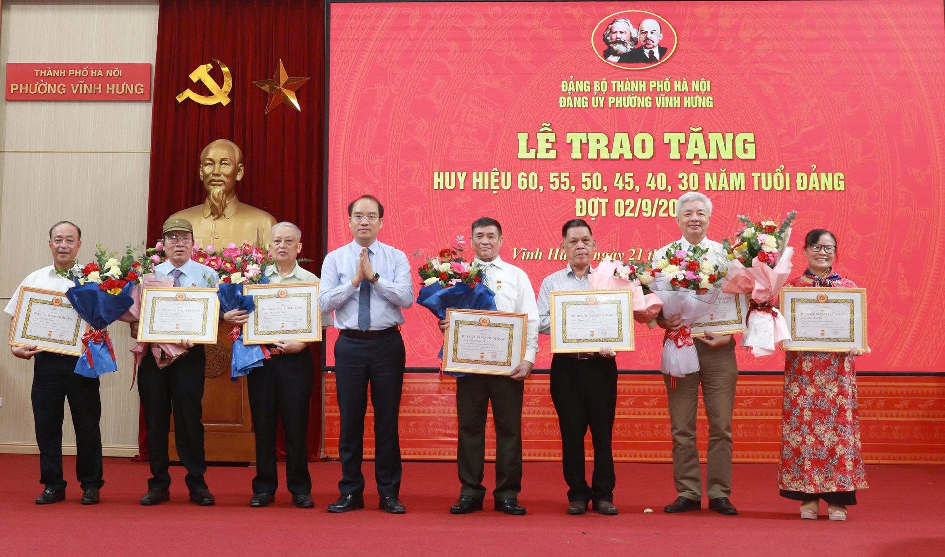 Phường Vĩnh Hưng trao Huy hiệu Đảng tặng 70 đảng viên dịp 2/9