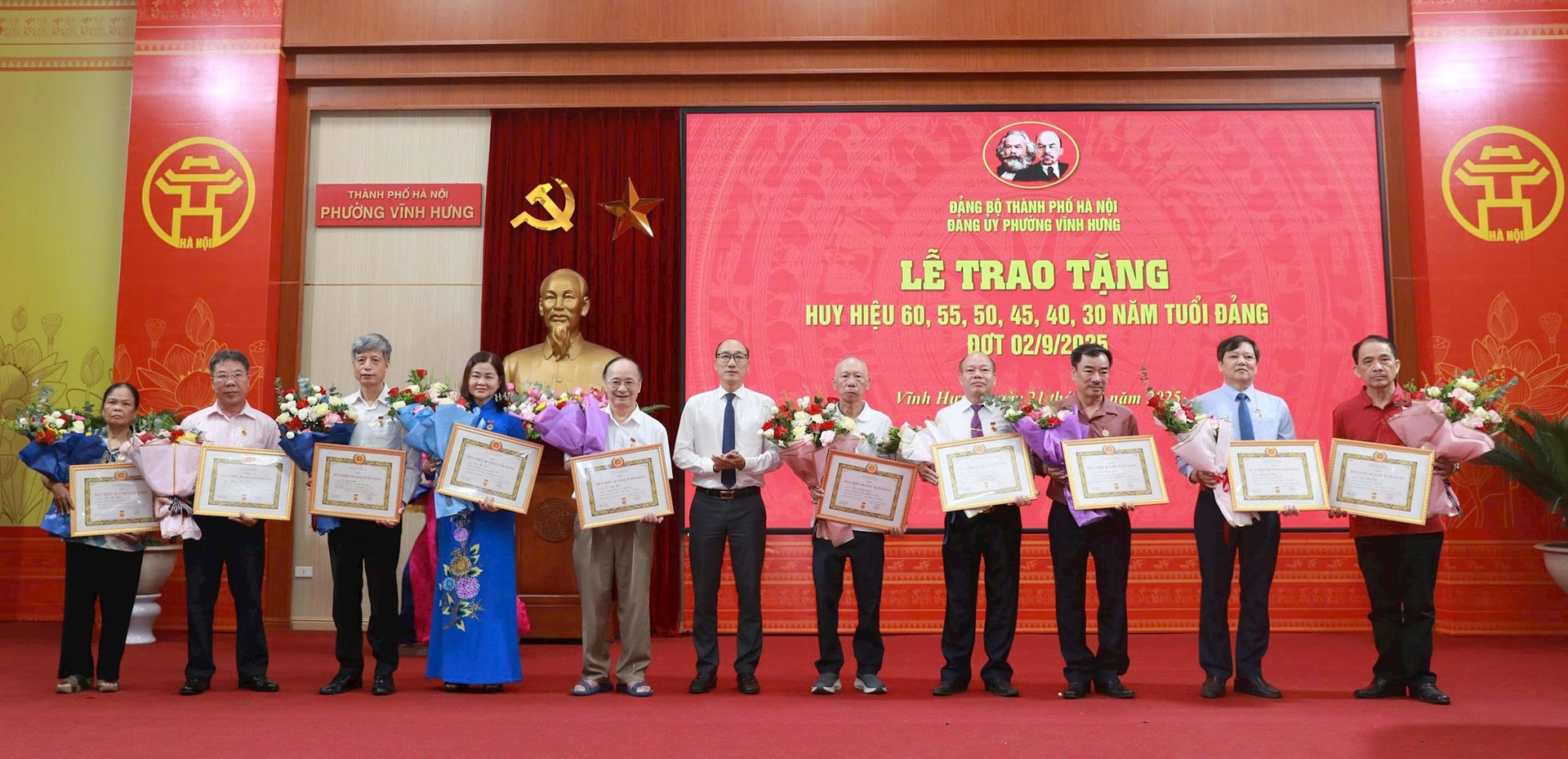 Phường Vĩnh Hưng trao Huy hiệu Đảng tặng 70 đảng viên dịp 2/9