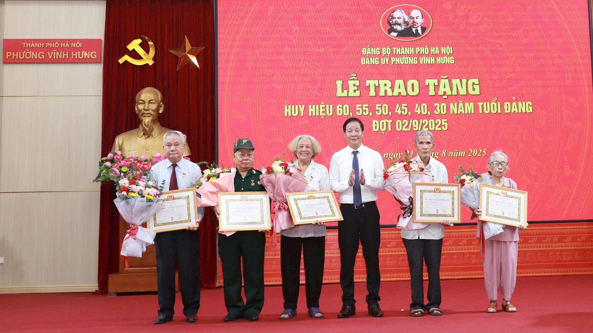 Phường Vĩnh Hưng trao Huy hiệu Đảng tặng 70 đảng viên dịp 2/9