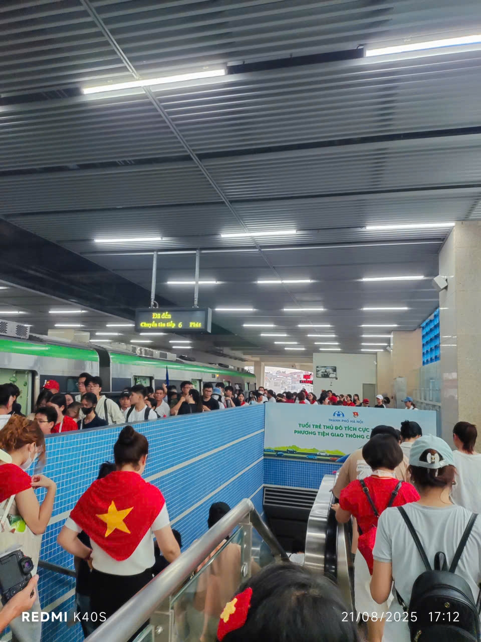 Người dân háo hức chờ đợi xem tổng hợp luyện A80