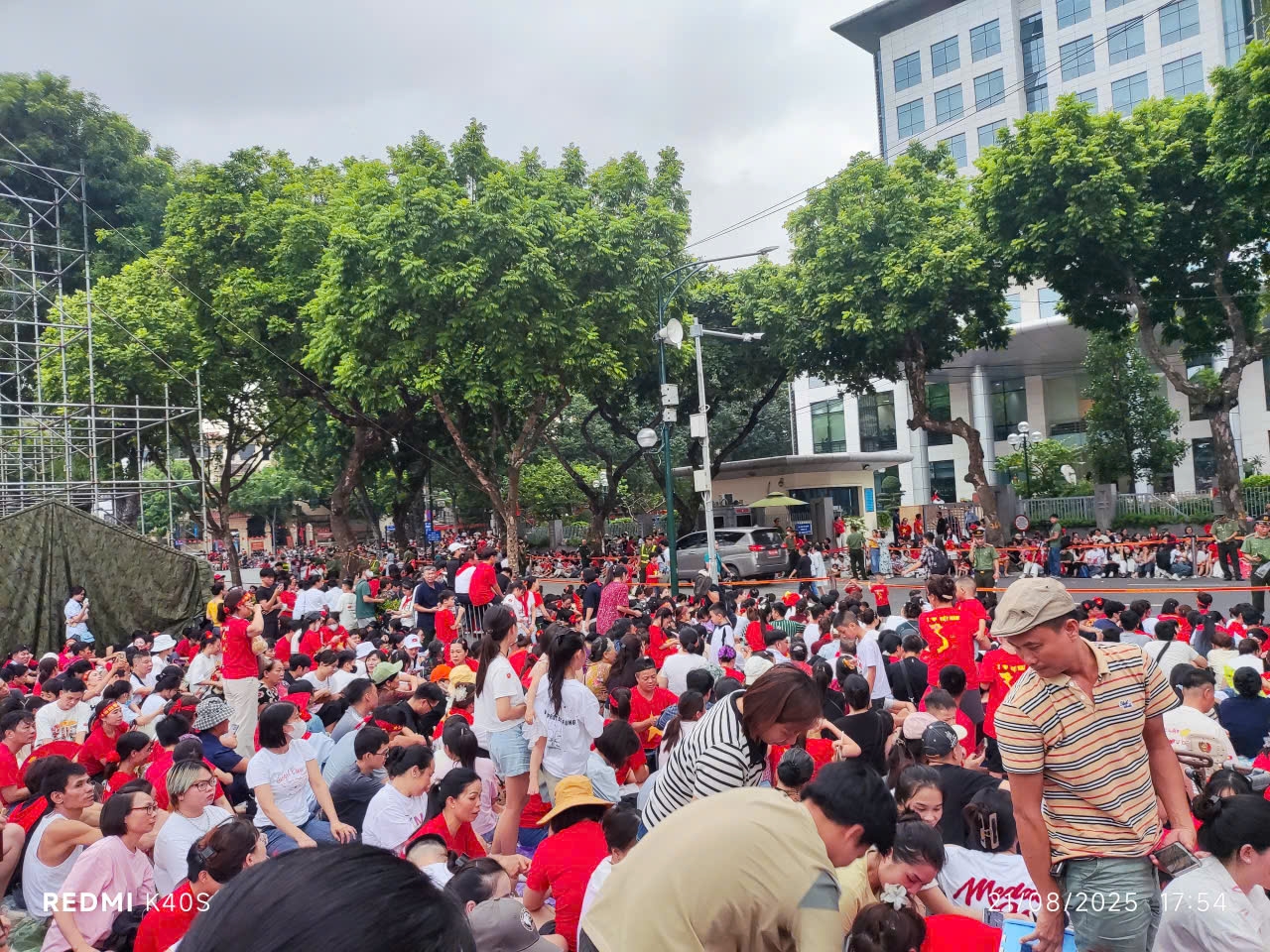 Người dân háo hức chờ đợi xem tổng hợp luyện A80