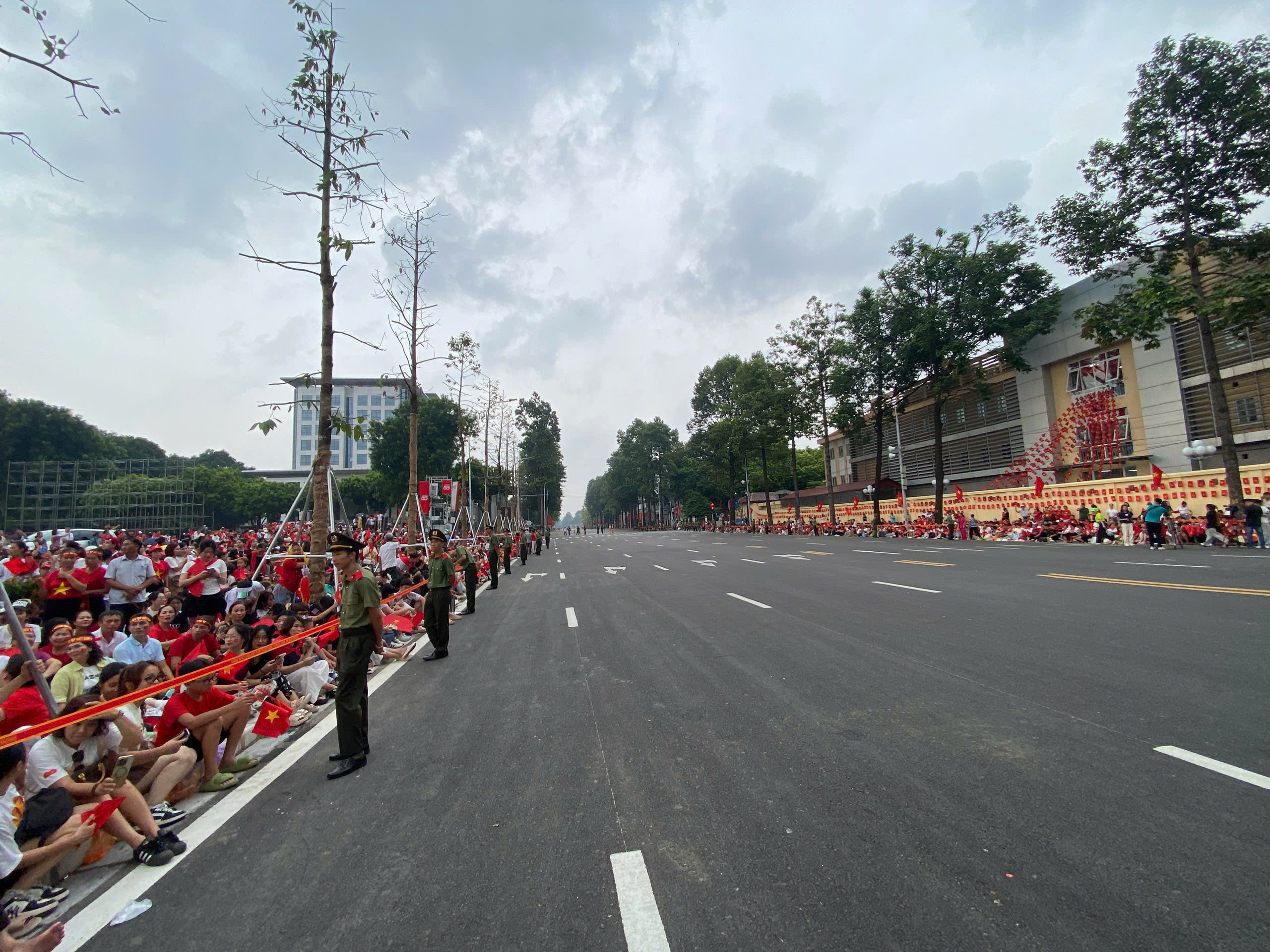 Người dân háo hức chờ đợi xem tổng hợp luyện A80