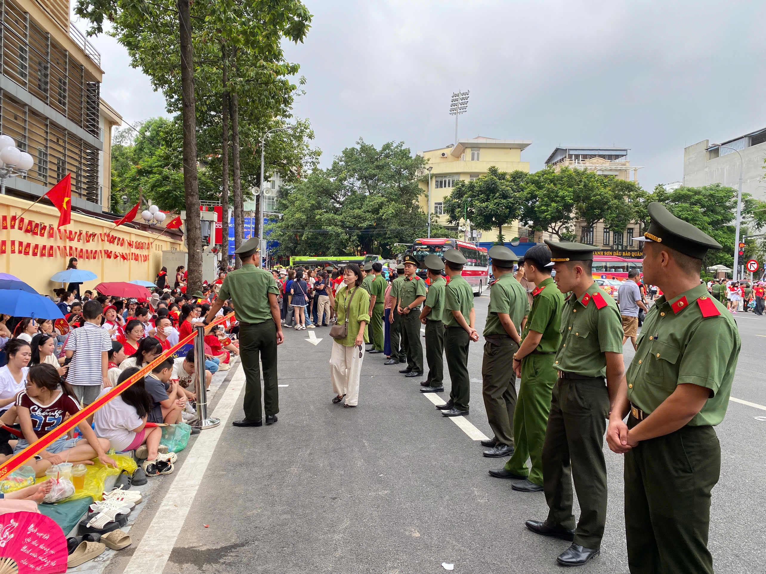 Người dân háo hức chờ đợi xem tổng hợp luyện A80