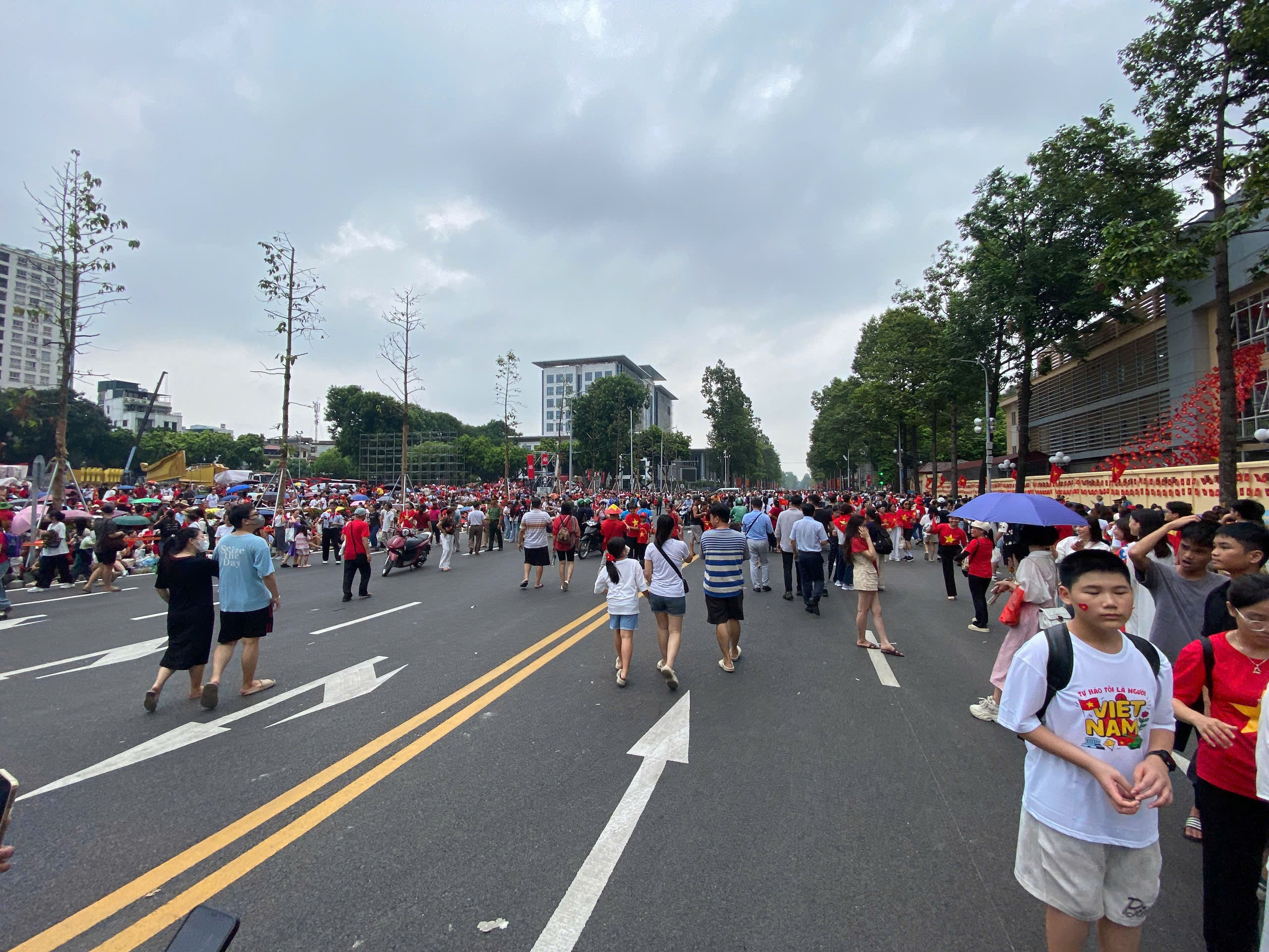 Người dân háo hức chờ đợi xem tổng hợp luyện A80