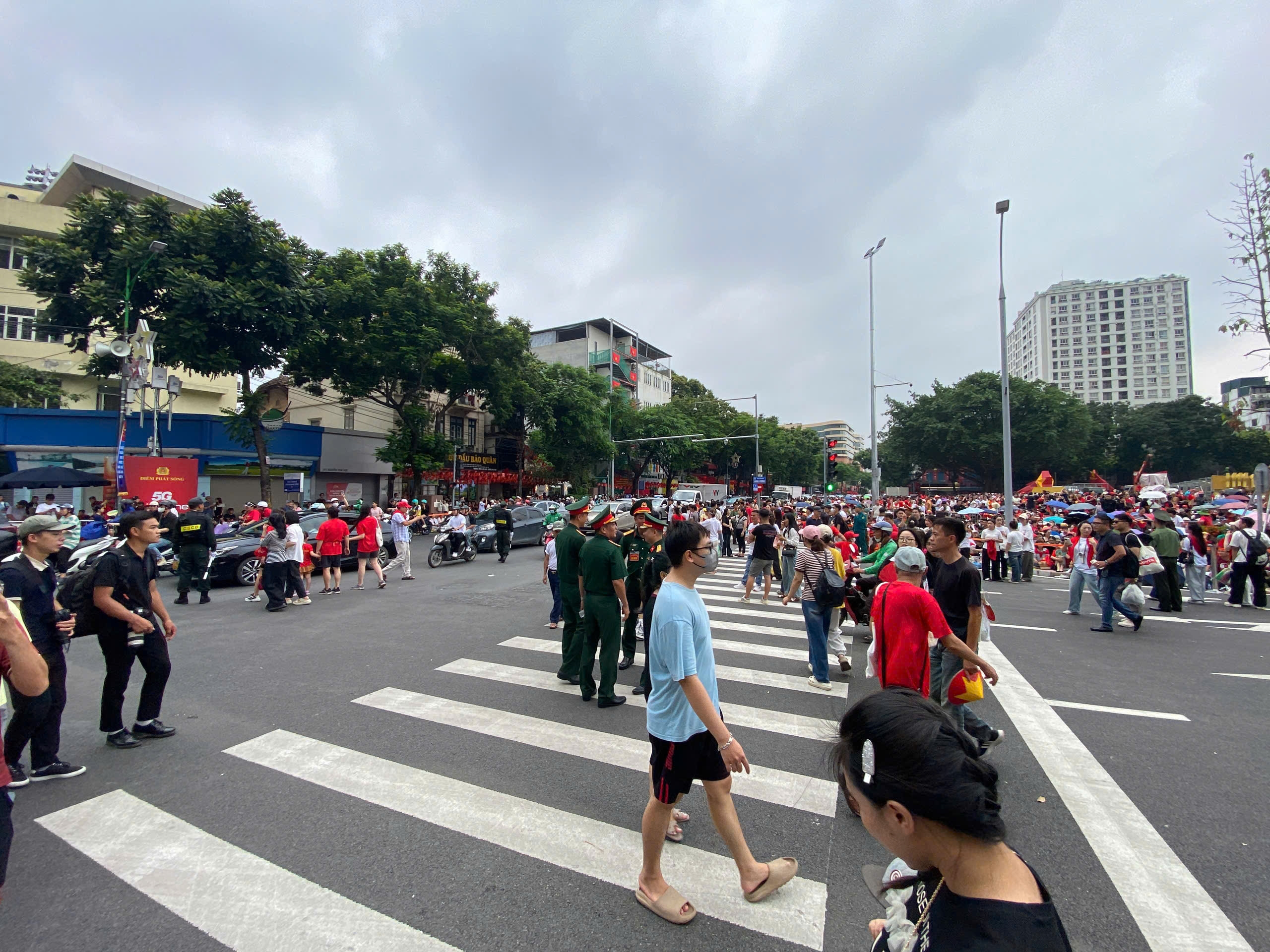 Người dân háo hức chờ đợi xem tổng hợp luyện A80