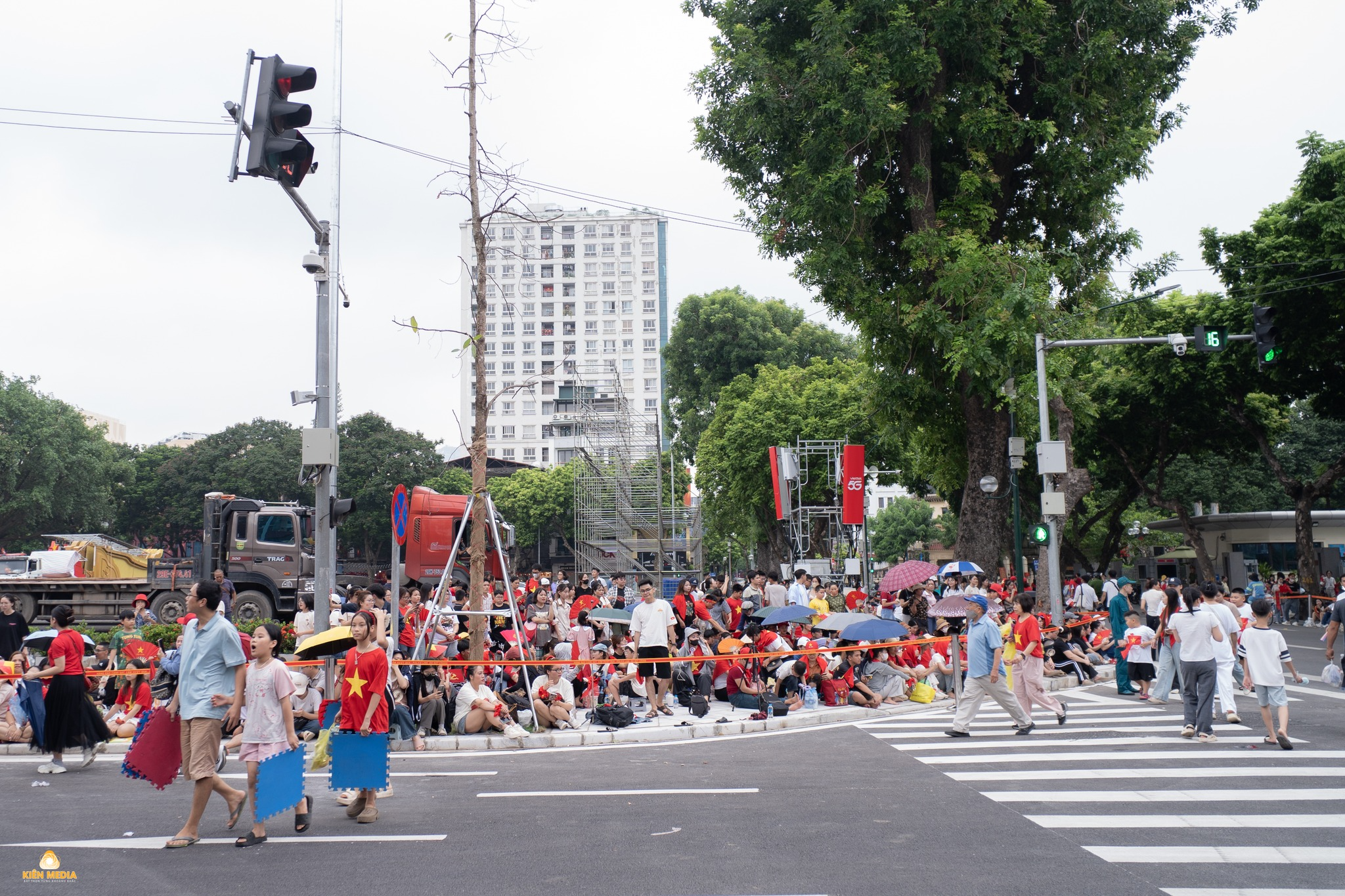 Người dân háo hức chờ đợi xem tổng hợp luyện A80