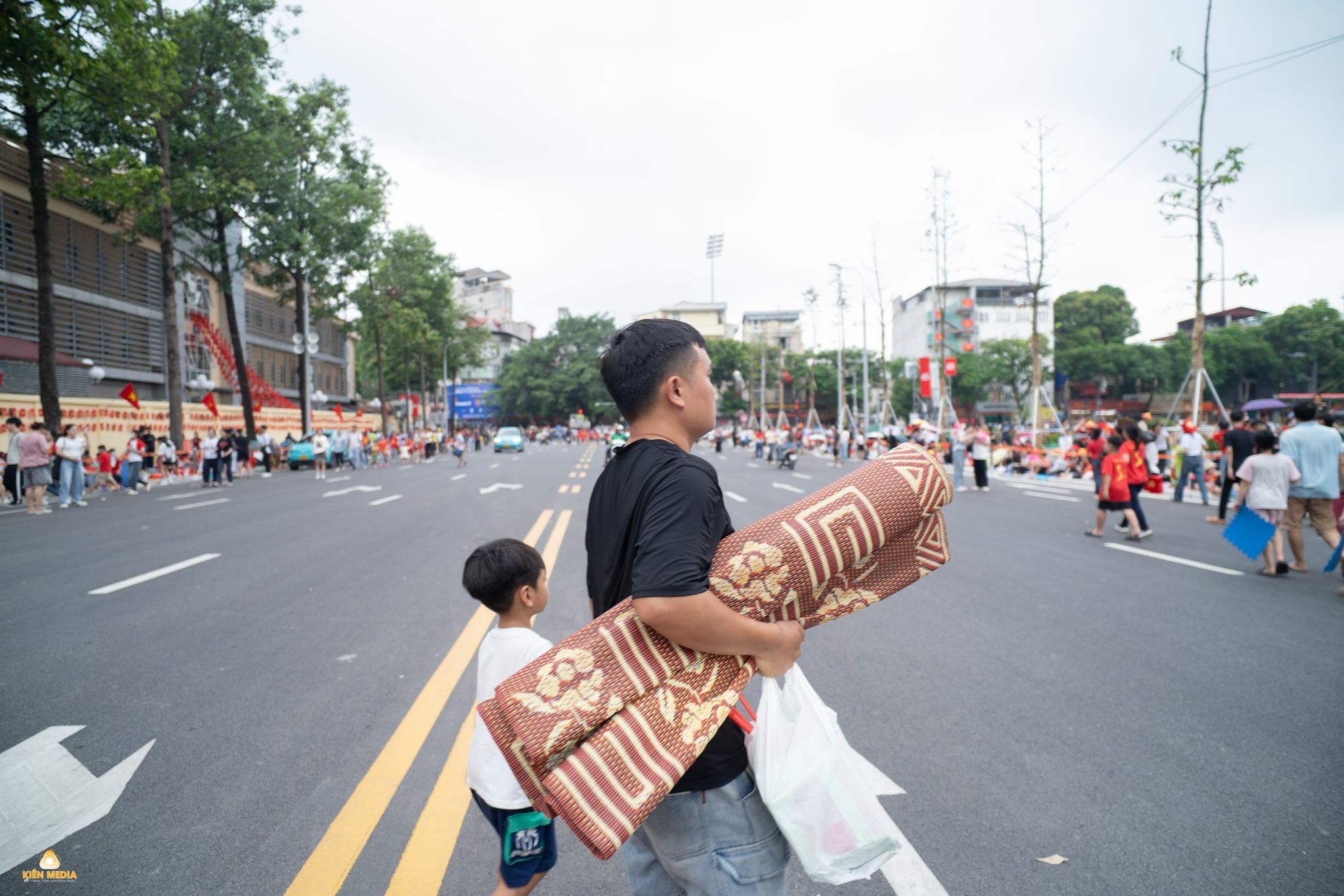 Người dân háo hức chờ đợi xem tổng hợp luyện A80