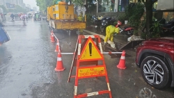 Hà Nội mưa lớn, công nhân thoát nước căng mình chống ngập