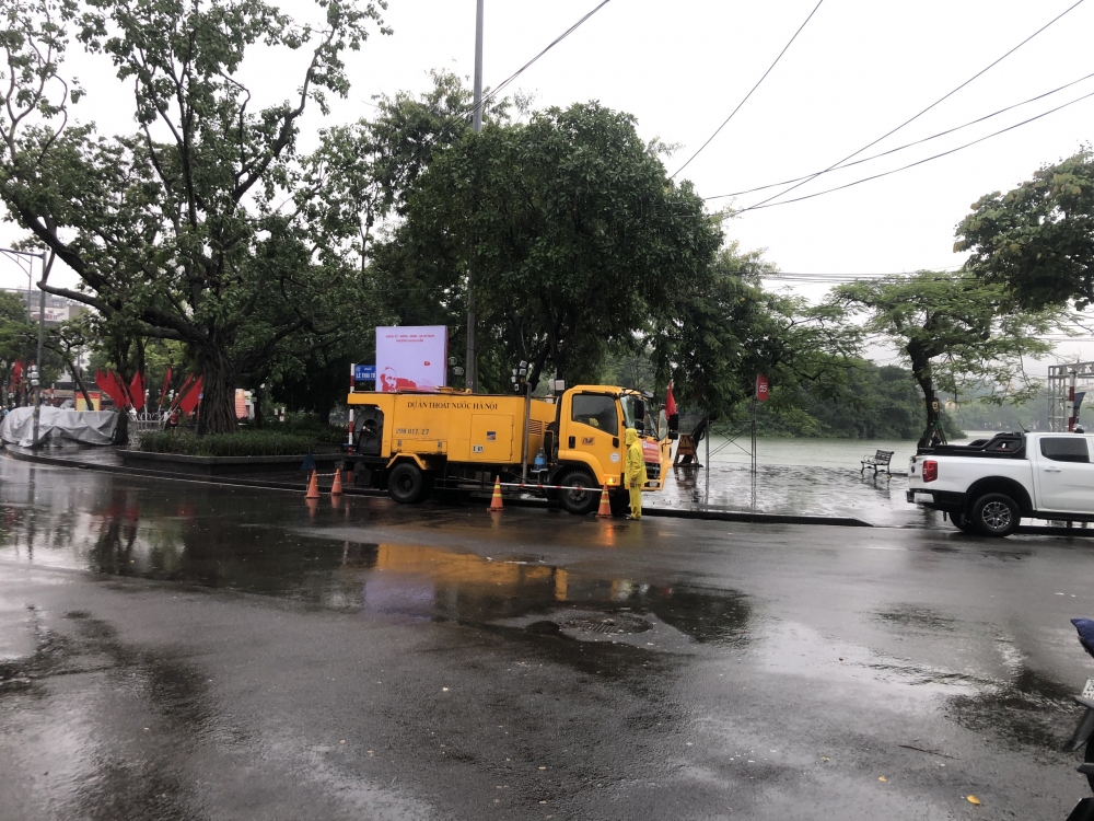 Công nhân thoát nước miệt mài xuyên đêm giữ nhịp sống Thủ đô bình thường sau mưa lớn