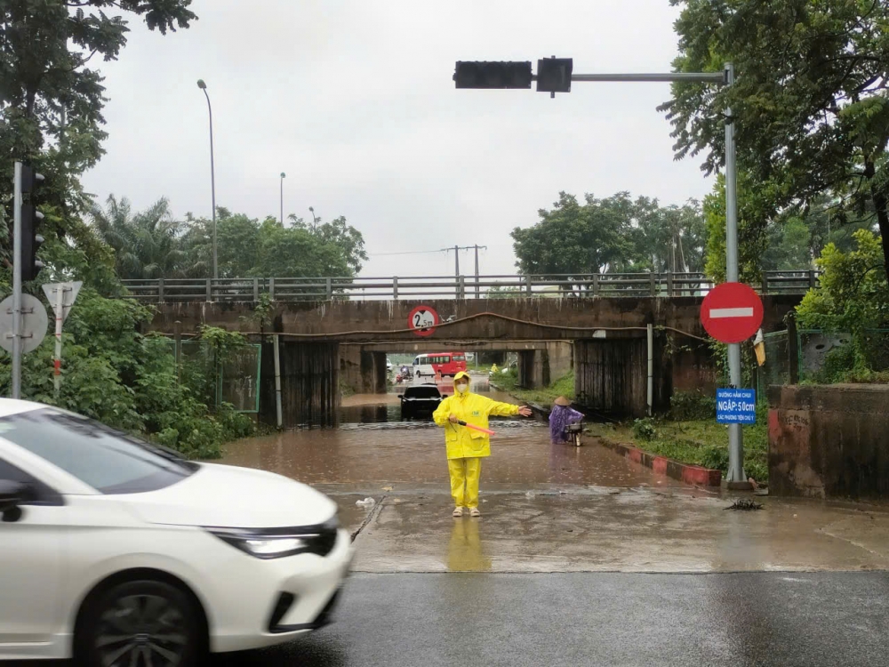 Công nhân thoát nước miệt mài xuyên đêm giữ nhịp sống Thủ đô bình thường sau mưa lớn