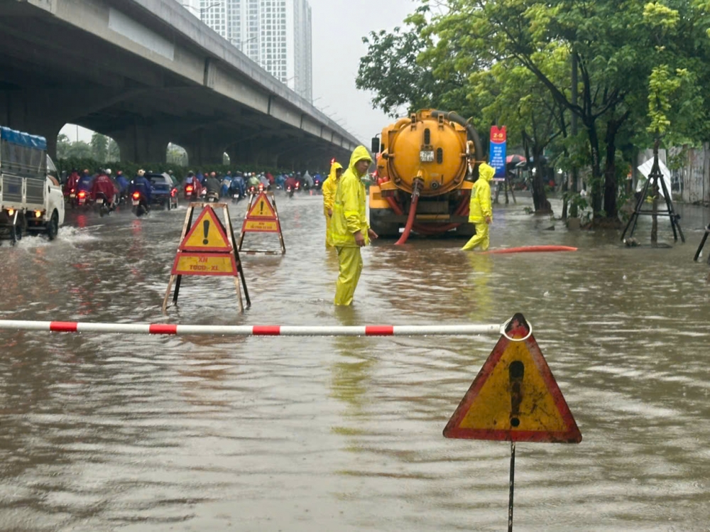 Công nhân thoát nước miệt mài xuyên đêm giữ nhịp sống Thủ đô bình thường sau mưa lớn