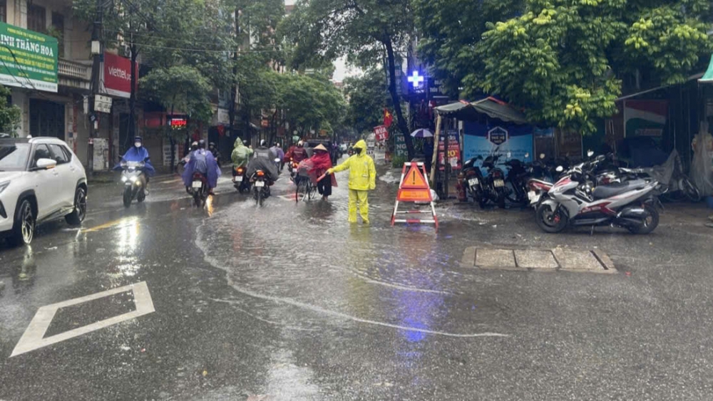 Công nhân thoát nước miệt mài xuyên đêm giữ nhịp sống Thủ đô bình thường sau mưa lớn