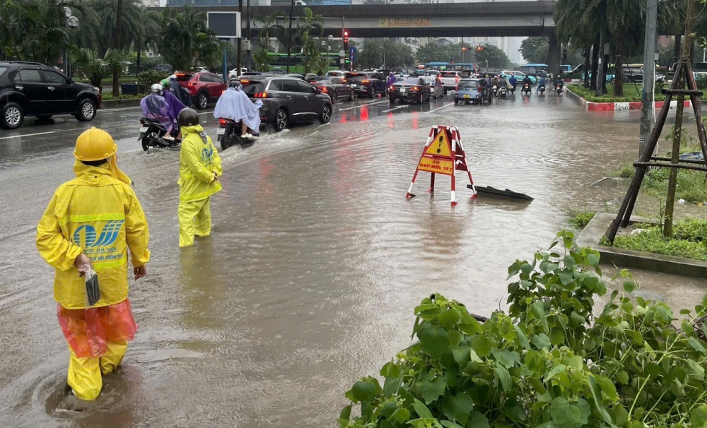 Công nhân thoát nước miệt mài xuyên đêm giữ nhịp sống Thủ đô bình thường sau mưa lớn