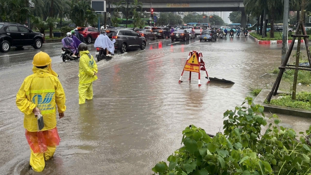 Công nhân thoát nước miệt mài xuyên đêm giữ nhịp sống Thủ đô bình thường sau mưa lớn