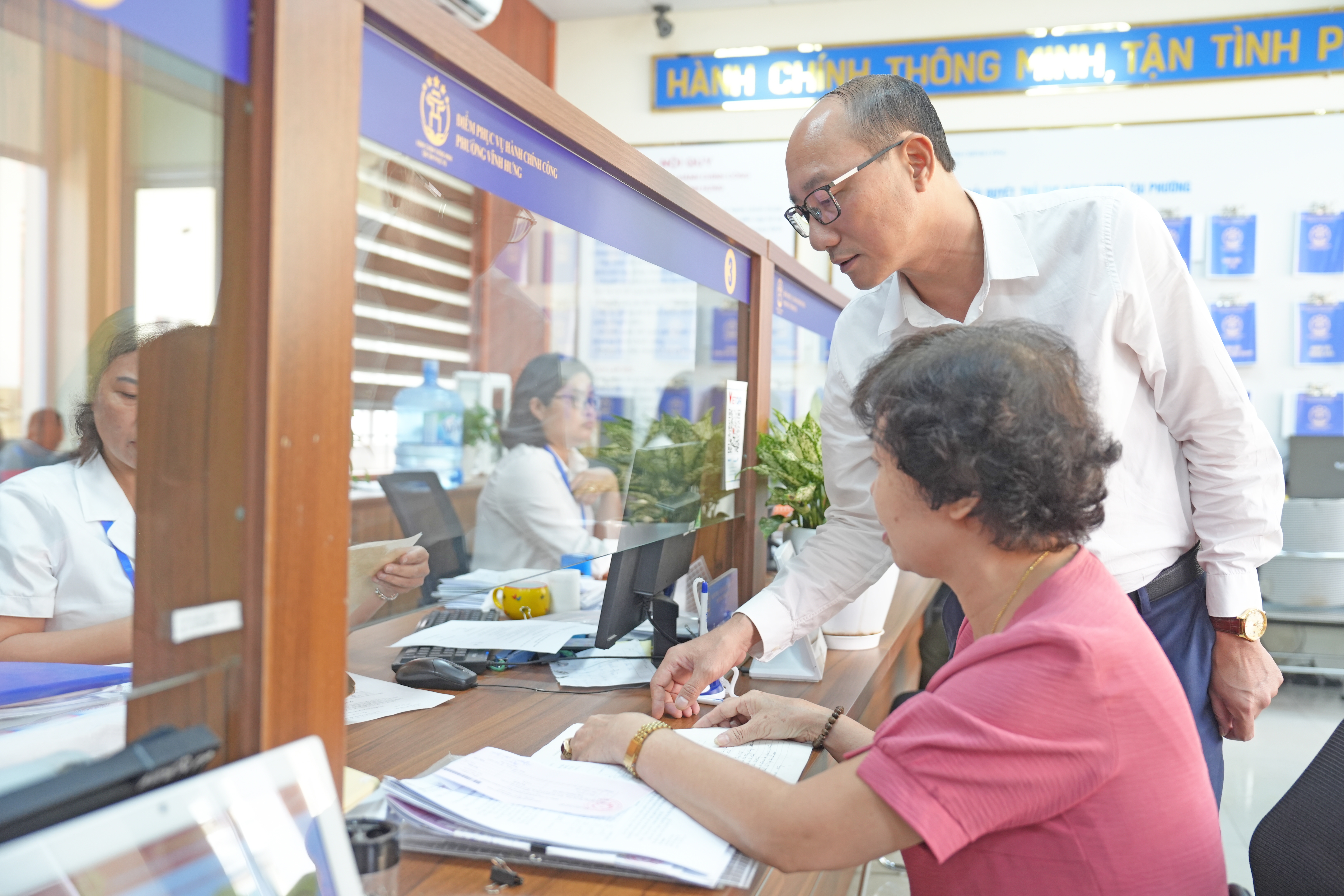 Chủ tịch UBND phường Vĩnh Hưng Phạm Hải Bình chia sẻ với và Thoa về 