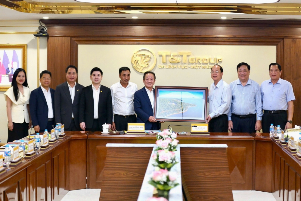 Lãnh đạo tỉnh Cà Mau tặng quà cho lãnh đạo Tập đoàn T&T Group tại buổi làm việc