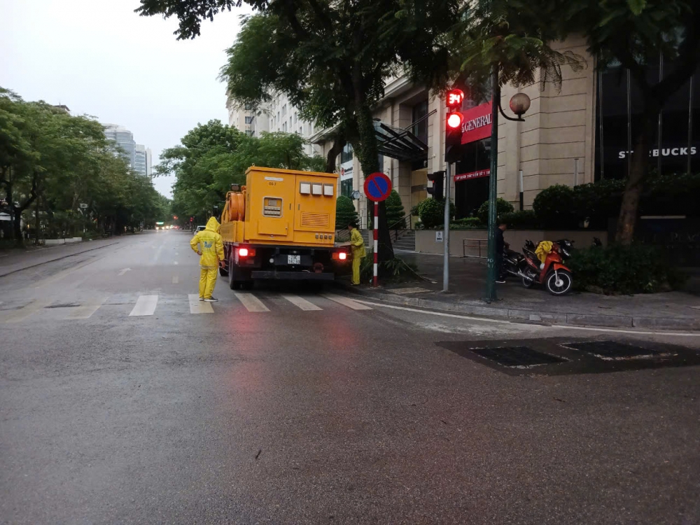 Công nhân thoát nước làm việc hết công suất ứng trực bão số 3