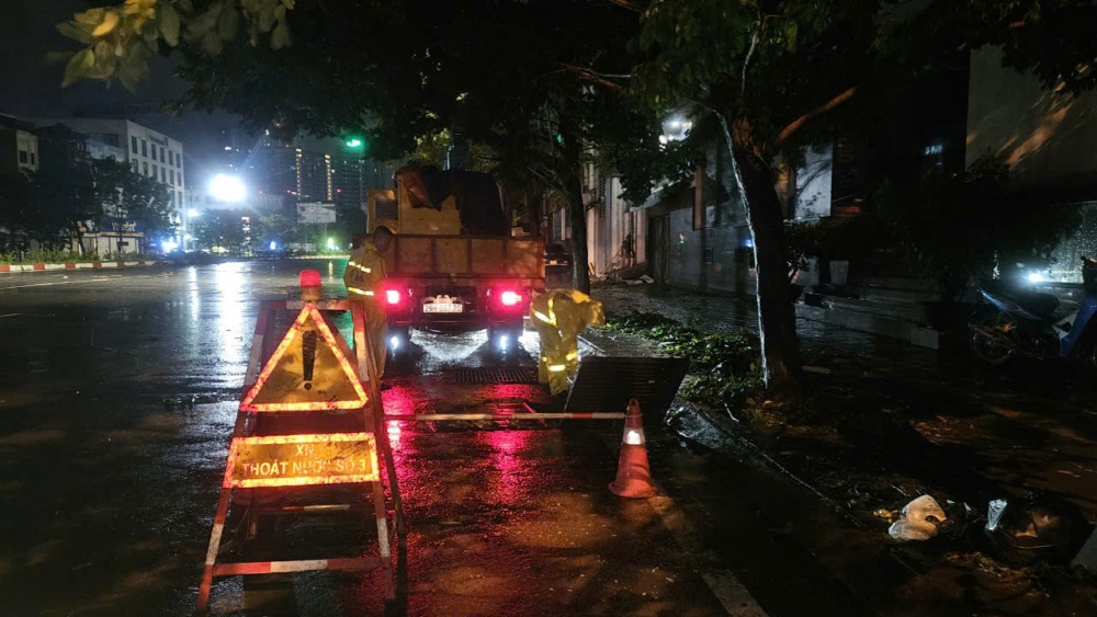 Công nhân thoát nước Hà Nội tiếp tục khắc phục các ảnh hưởng sau bão