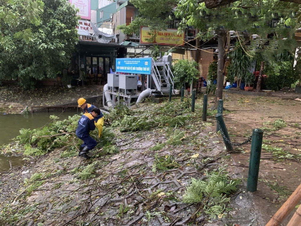 Công nhân thoát nước Hà Nội tiếp tục khắc phục các ảnh hưởng sau bão