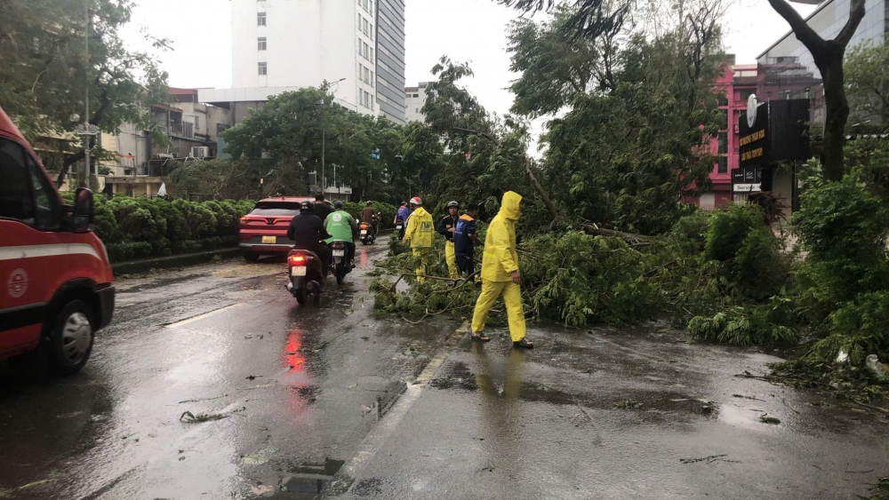 Công nhân thoát nước Hà Nội tiếp tục khắc phục các ảnh hưởng sau bão