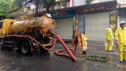Công nhân thoát nước Hà Nội tiếp tục khắc phục các ảnh hưởng sau bão