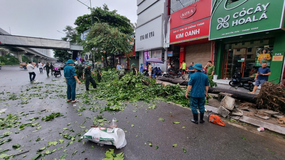 Phó Chủ tịch UBND TP Hà Nội Hà Minh Hải kiểm tra công tác khắc phục hậu quả của mưa bão