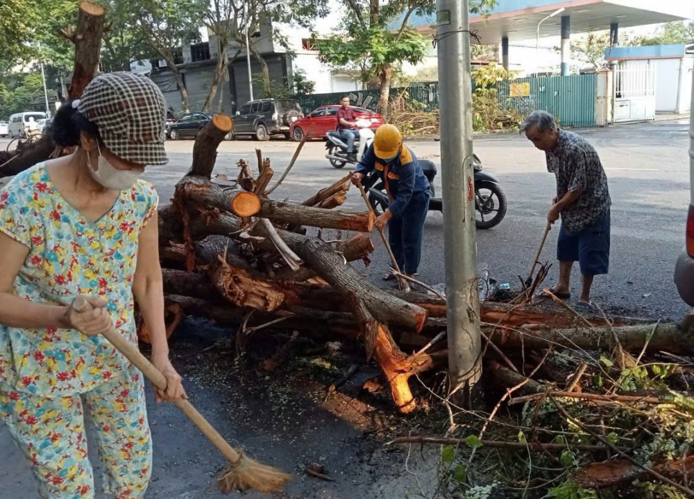 Công nhân thoát nước Hà Nội tích cực dọn dẹp vệ sinh sau mưa lũ