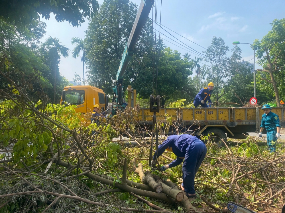 Công nhân thoát nước Hà Nội tích cực dọn dẹp vệ sinh sau mưa lũ