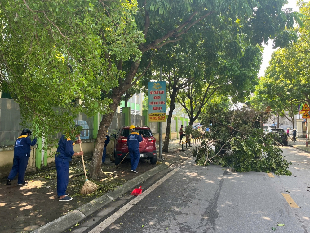 Công nhân thoát nước Hà Nội tích cực dọn dẹp vệ sinh sau mưa lũ