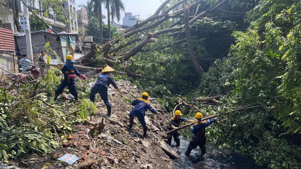 Công nhân thoát nước Hà Nội tích cực dọn dẹp vệ sinh sau mưa lũ