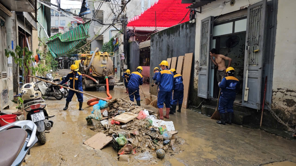 Công nhân thoát nước Hà Nội tích cực dọn dẹp vệ sinh sau mưa lũ