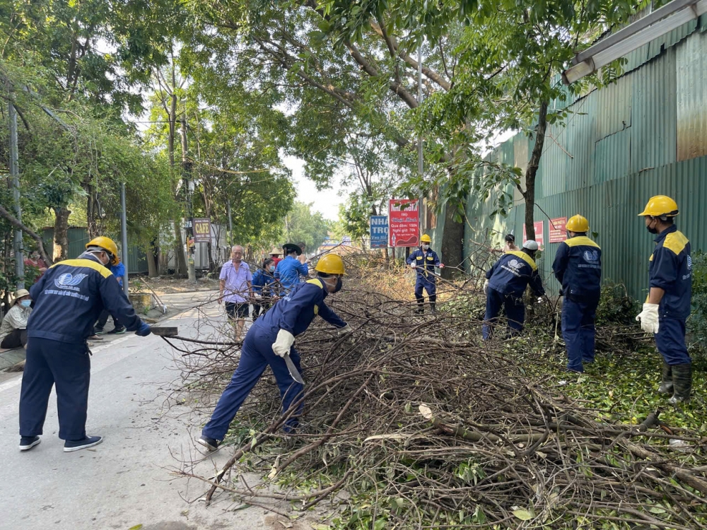 Công nhân thoát nước Hà Nội tích cực dọn dẹp vệ sinh sau mưa lũ