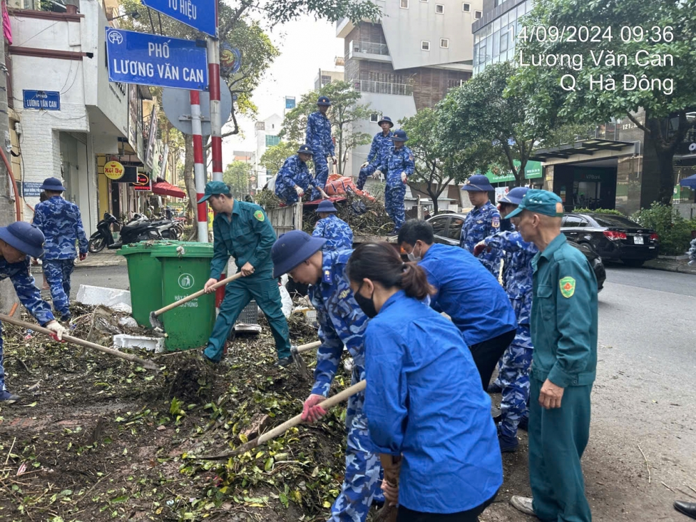 Công nhân thoát nước Hà Nội tích cực dọn dẹp vệ sinh sau mưa lũ