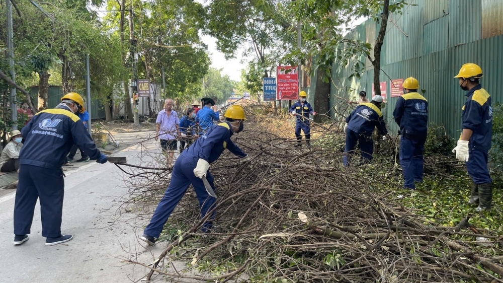 Công nhân thoát nước Hà Nội tích cực dọn dẹp vệ sinh sau mưa lũ